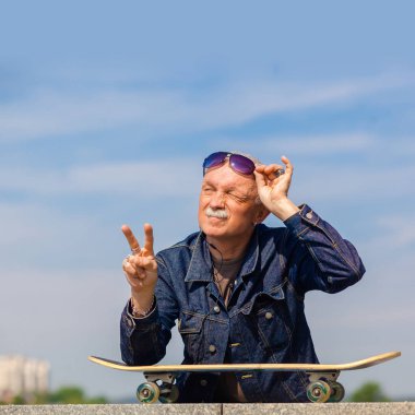 başparmak gösterilmesini mutlu yaşlı adam