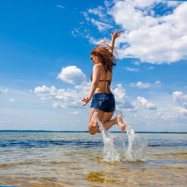 Denizin güzel genç seksi model.