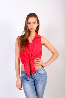 Neşeli kız bir stüdyoda eğleniyor.