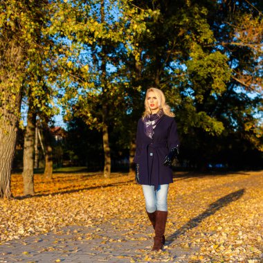 Sonbaharda baş ağrısı çeken üzgün bir kadın.