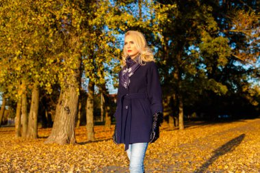 Sonbaharda baş ağrısı çeken üzgün bir kadın.