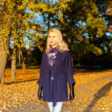 Sonbaharda baş ağrısı çeken üzgün bir kadın.