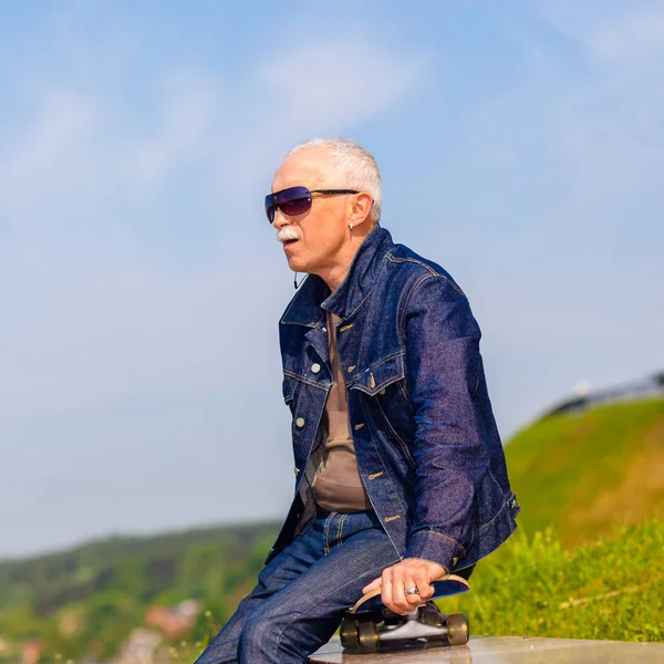 Dreamy hipster happy elderly man in sunglasses — Stock Photo, Image