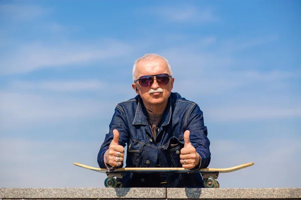 Gelukkig oude man duimen opdagen — Stockfoto