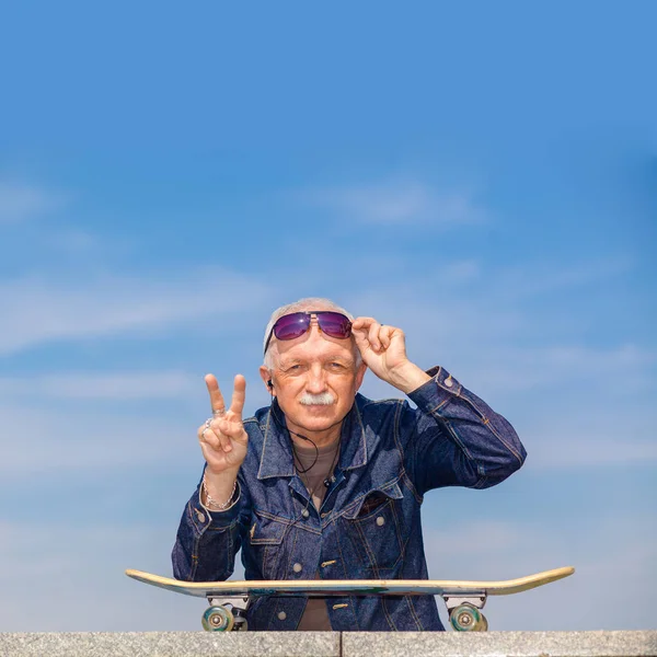 Başparmak gösterilmesini mutlu yaşlı adam — Stok fotoğraf