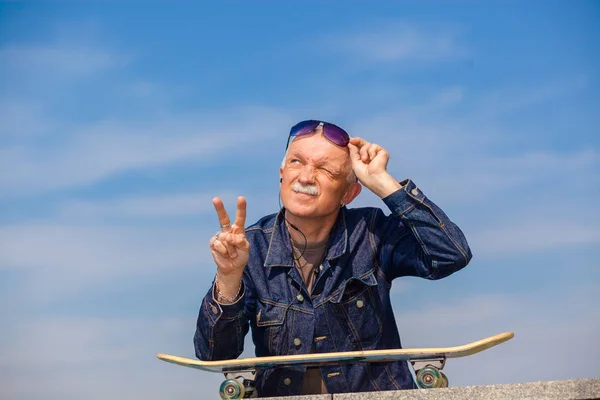 Happy old man showing thumbs up — Stock Photo, Image