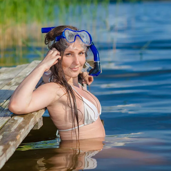 Joyeux plongeur dans un masque de natation et tuba près de la vieille jetée en bois . — Photo