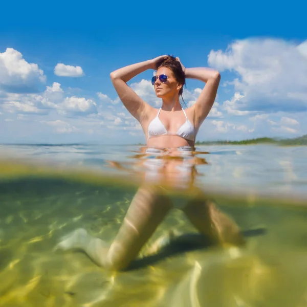 Lächelnde Frau unter Wasser Nahaufnahme Porträt. — Stockfoto