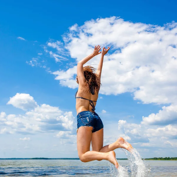 Schöne junge sexy Modell im Meer. — Stockfoto