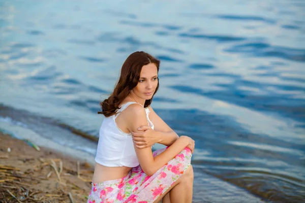 Mujer romántica sueña en la orilla —  Fotos de Stock