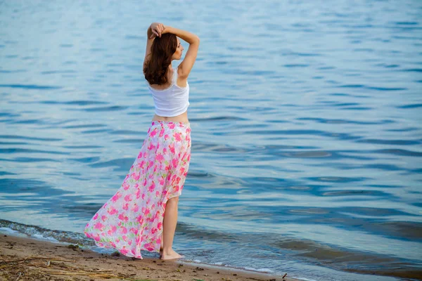 Romantyczna kobieta marzy na brzegu — Zdjęcie stockowe