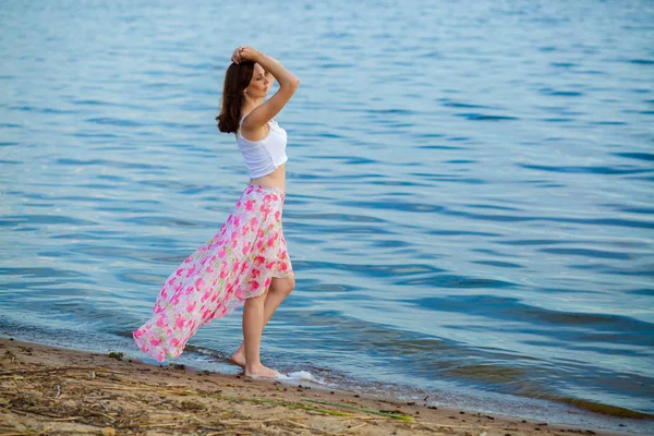 Femme romantique rêve sur le rivage — Photo