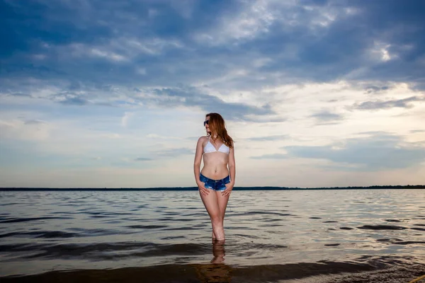 세련 된 유행 금발 소녀 hipster 바다 배경. — 스톡 사진