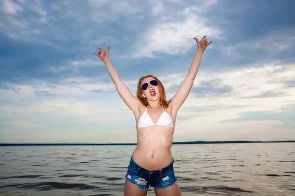 Stylowe, modne dziewczyny Blondynka hipster na tle morza. — Zdjęcie stockowe