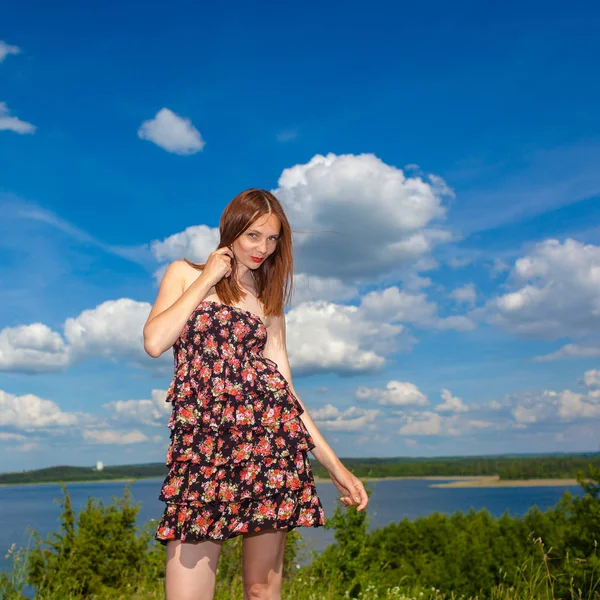 Portret van een mooi jong meisje. — Stockfoto