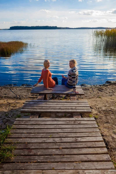 Zwei Freundinnen mittleren Alters am Ufer. — Stockfoto