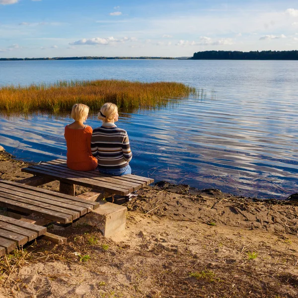 Two middle-aged women friends on the shore. — Stock Photo, Image