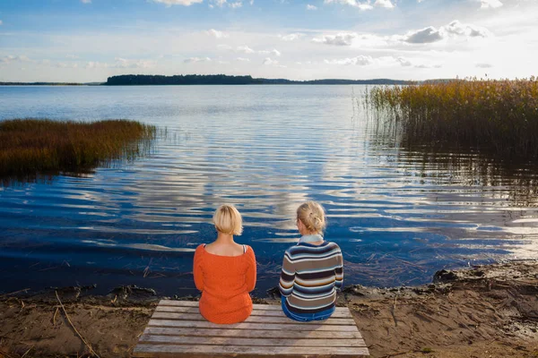 Due amiche di mezza età sulla riva . — Foto Stock