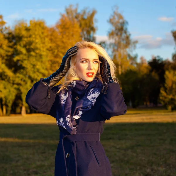 Mujer triste con dolor de cabeza al aire libre en otoño —  Fotos de Stock