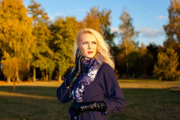 Trieste vrouw met een hoofdpijn buiten in de herfst — Stockfoto