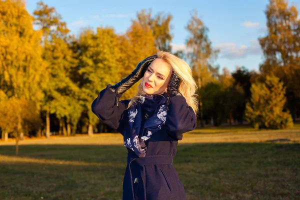 Trieste vrouw met een hoofdpijn buiten in de herfst — Stockfoto