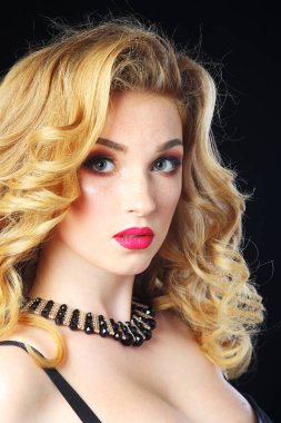 temiz yüzü ile genç güzel sarışın kadın portresi