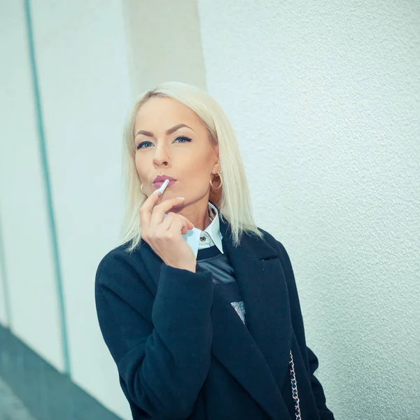 Primer plano de la mujer sexy en gafas de sol y camisa blanca fumar cigarro — Foto de Stock