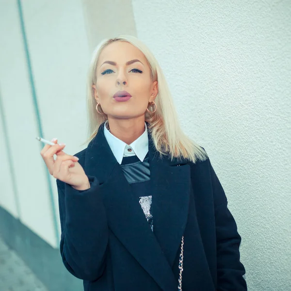 Närbild av sexig kvinna i solglasögon och vit skjorta röka cigarr — Stockfoto