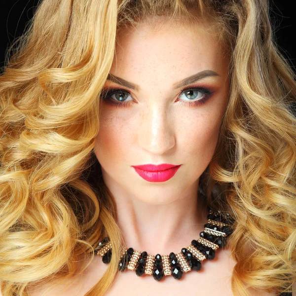 temiz yüzü ile genç güzel sarışın kadın portresi