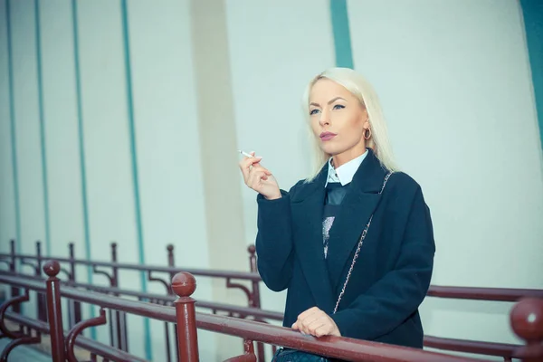 Primer plano de la mujer sexy en gafas de sol y camisa blanca fumar cigarro — Foto de Stock