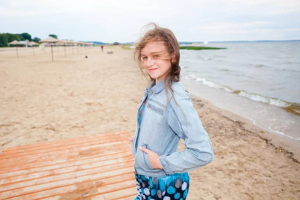 Bella ragazza adolescente su una spiaggia ventosa autunno . — Foto Stock