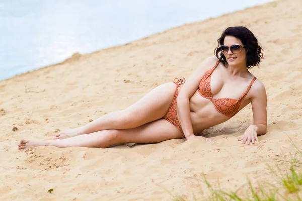 Mujer regordeta tomando el sol en la playa —  Fotos de Stock