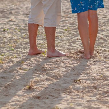 Mutlu çift el ele tutuşuyor.