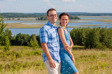 Mutlu çift el ele tutuşuyor.