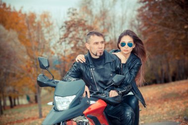 Bir motosiklet batımında güzel çiftle