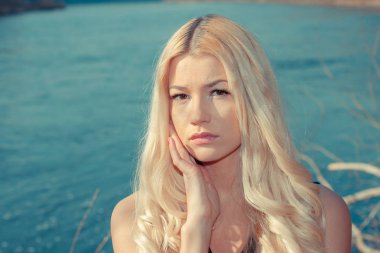 Sivilce ile üzgün kız