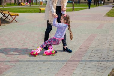 Anne ve kızı tekerlekli paten üzerinde binmek