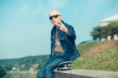 başparmak gösterilmesini mutlu yaşlı adam