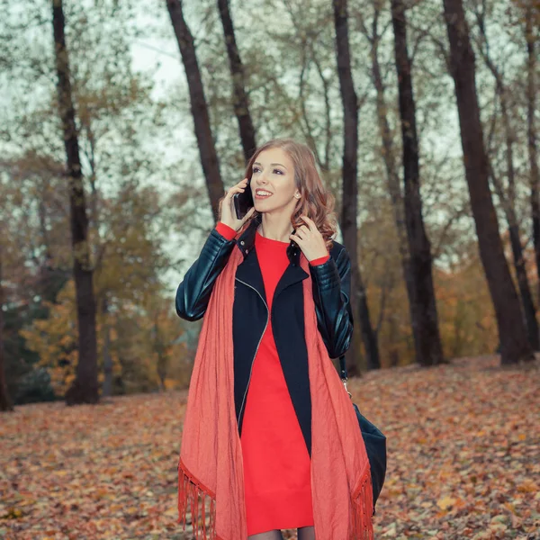 Modern hipster girl emotionally speaks on the phone — Stock Photo, Image