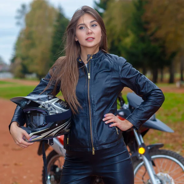 Retrato de uma linda garota hipster em uma motocicleta esportiva — Fotografia de Stock