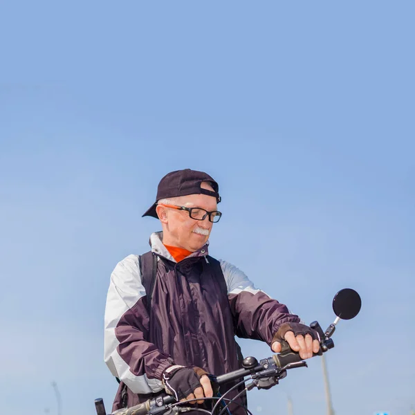 Retrato do homem andar de bicicleta — Fotografia de Stock
