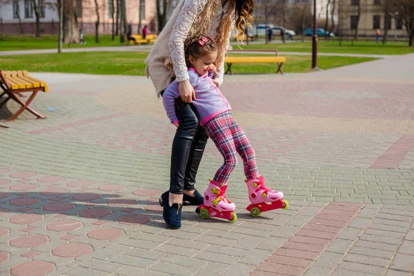 Mom and daughter ride on roller skates — Stock Photo, Image