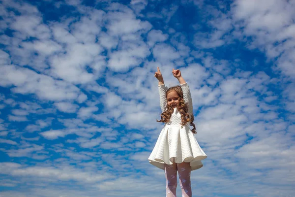 雲の中の小さな女の子 — ストック写真