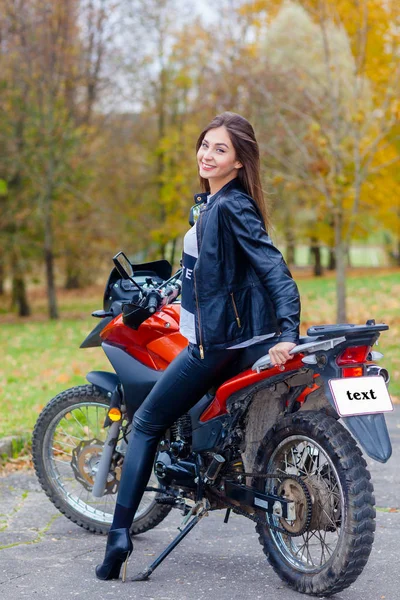 Potret seorang gadis hipster yang cantik pada sepeda motor olahraga — Stok Foto