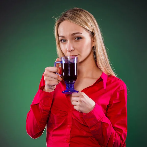 Zieke vrouw het drinken van thee van ziekte — Stockfoto