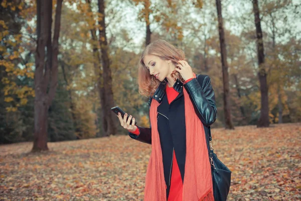 Moderna chica hipster emocionalmente habla por teléfono — Foto de Stock