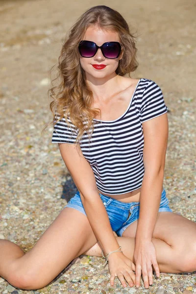 Sahilde eğleniyor erkek