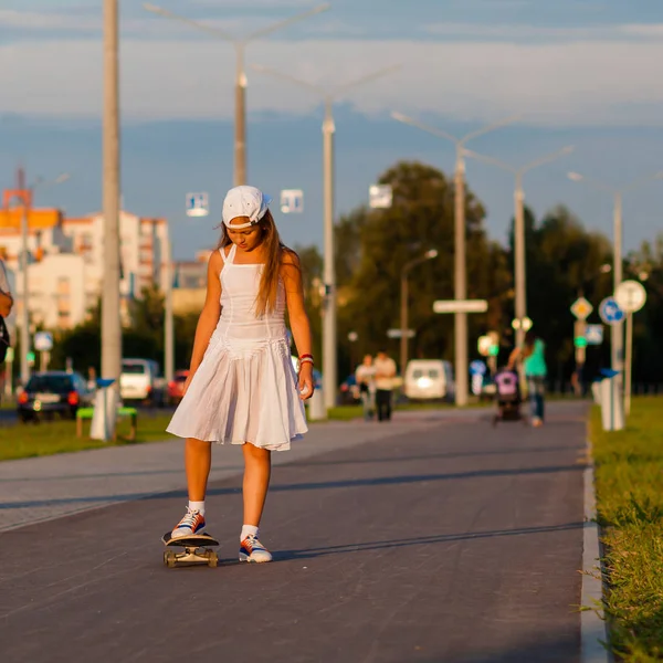 Adolescenta fata de echitatie skateboard pe strada de seară — Fotografie, imagine de stoc