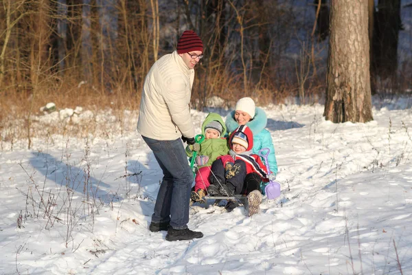 Famille de quatre s'amuse dans la neige en hiver — Photo