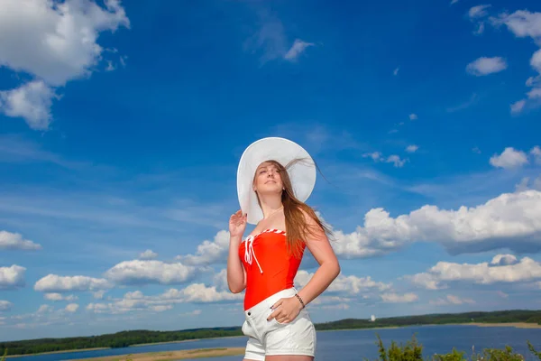 Belle fille Sur le fond de paysage et de nuages . — Photo